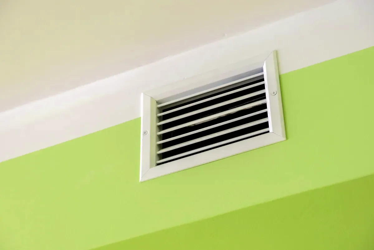 Rejilla de climatización por conductos integrada en el falso techo de una vivienda de Burgos