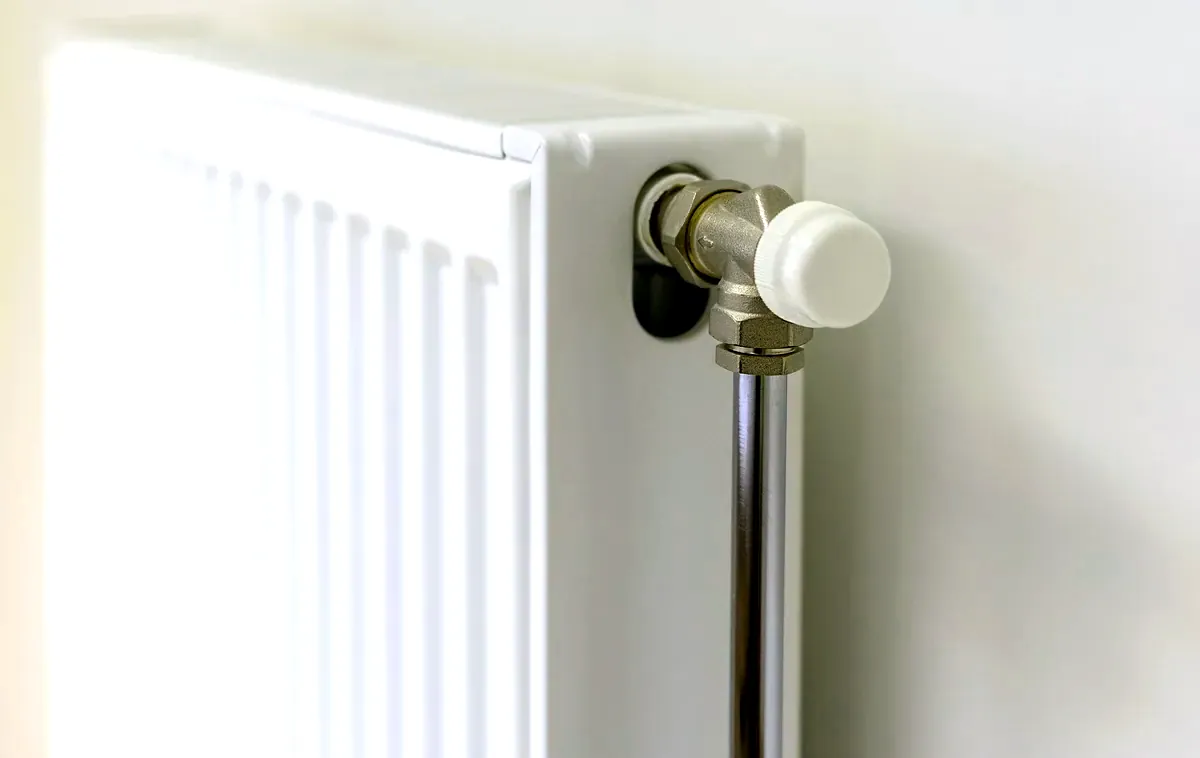 Radiador de calefacción de baja temperatura instalado en una vivienda de Burgos