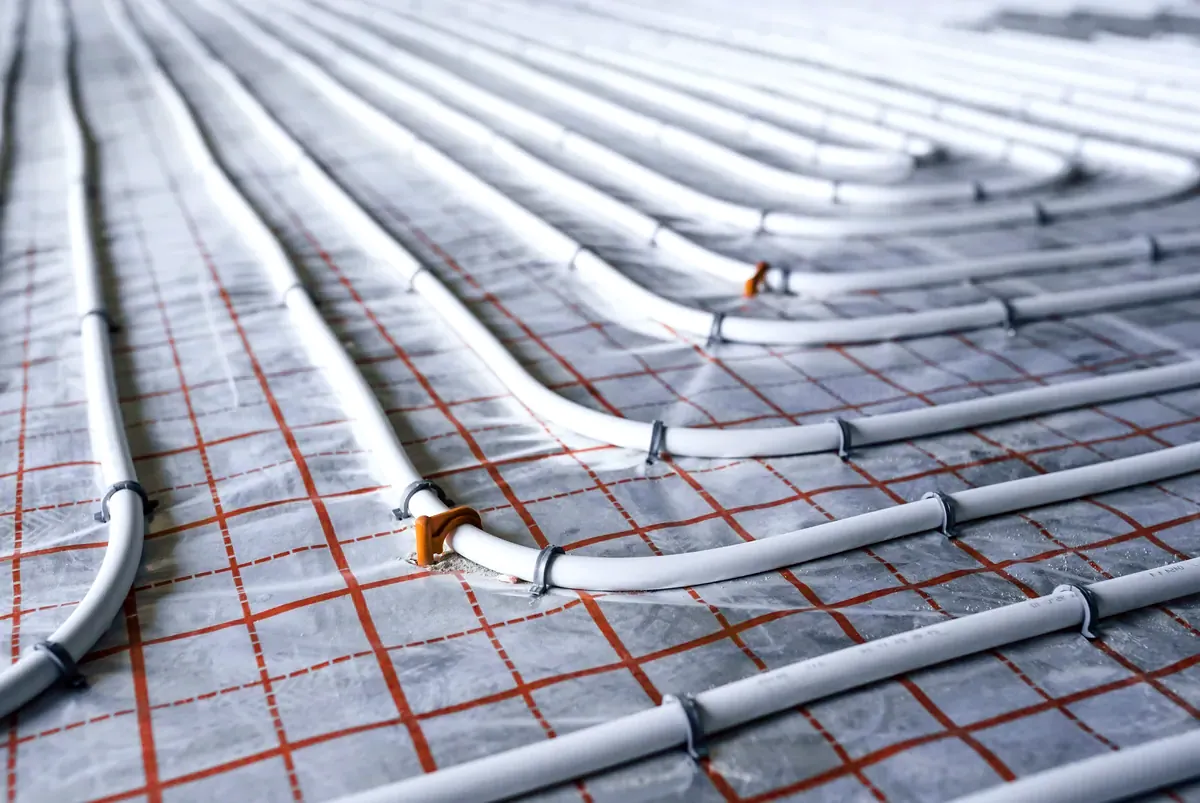 Circuito de suelo radiante por agua preparado antes del recrecido en una vivienda de Burgos