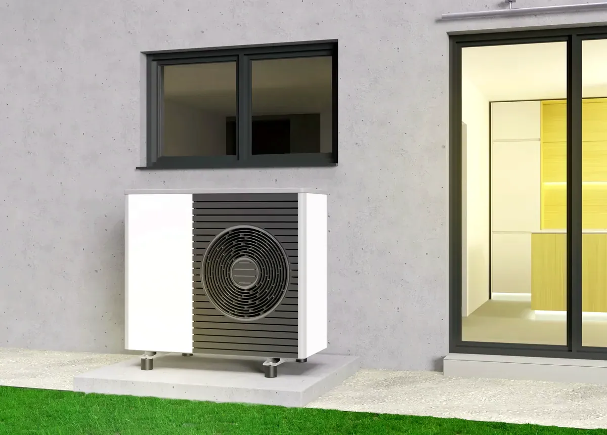 Unidad exterior de aerotermia instalada en una vivienda de Lerma, en la provincia de Burgos